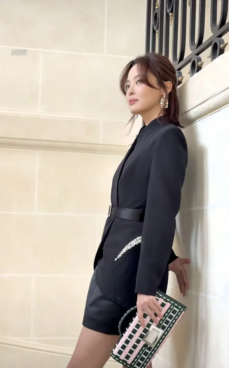 辛芷蕾穿黑西装裙配钻饰飒爽利落 挽格纹手包优雅从容
