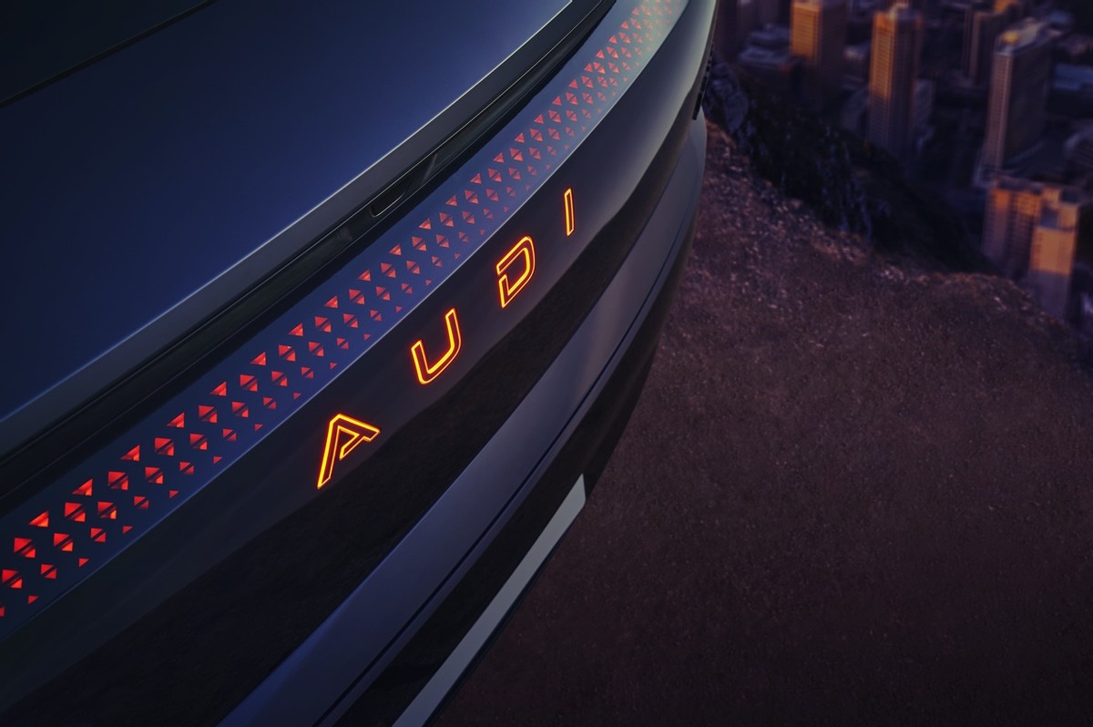 宽体低趴大五座，奥迪E7X原创设计的空间哲学。