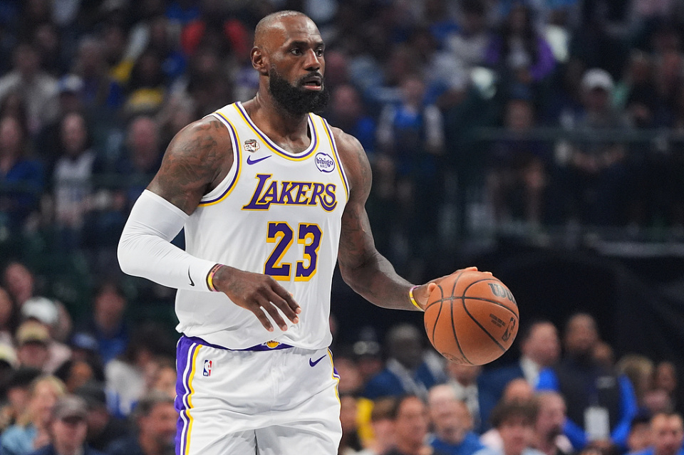 詹姆斯单核鏖战39分钟燃尽了！空砍30+9+15 三记暴扣难