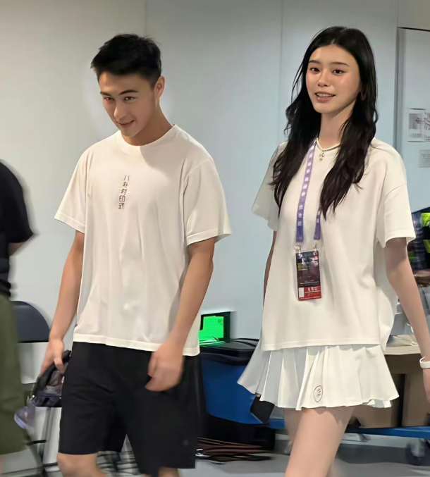 奚梦瑶何猷君看谢霆锋演唱会
超模就是超模啊，随便一个白t短裙，基础款的衣服也能穿