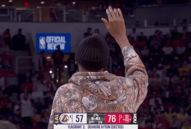NBA季后赛，湖人对阵火箭G4的比赛正在进行中。
第三节比赛中，湖人内线德安德烈