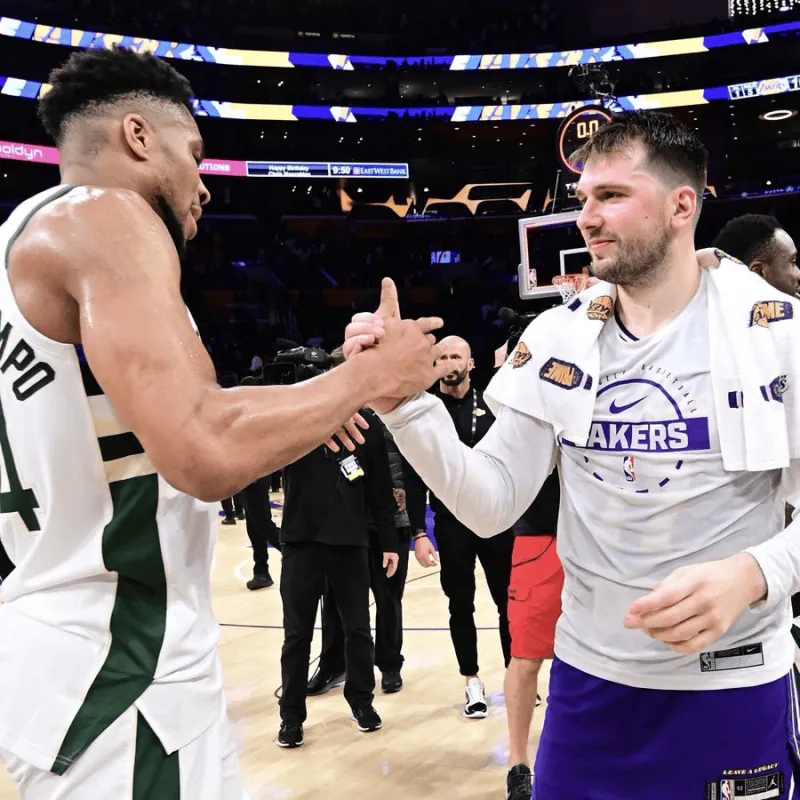 今日，据美记Sean Deveney报道，湖人是今夏得到字母哥的“领跑者”。
