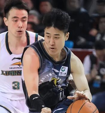 赵继伟3分，辽宁男篮不敌吉林。CBA常规赛，辽宁男篮客场挑战吉林，这场比赛，赵继