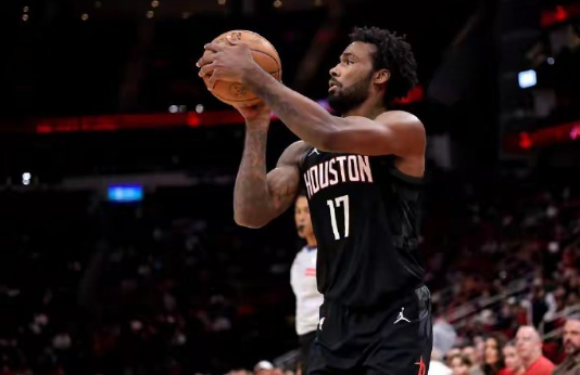 塔里·伊森在2026年3月21日休斯顿火箭对阵亚特兰大老鹰的比赛中，终于投进了三