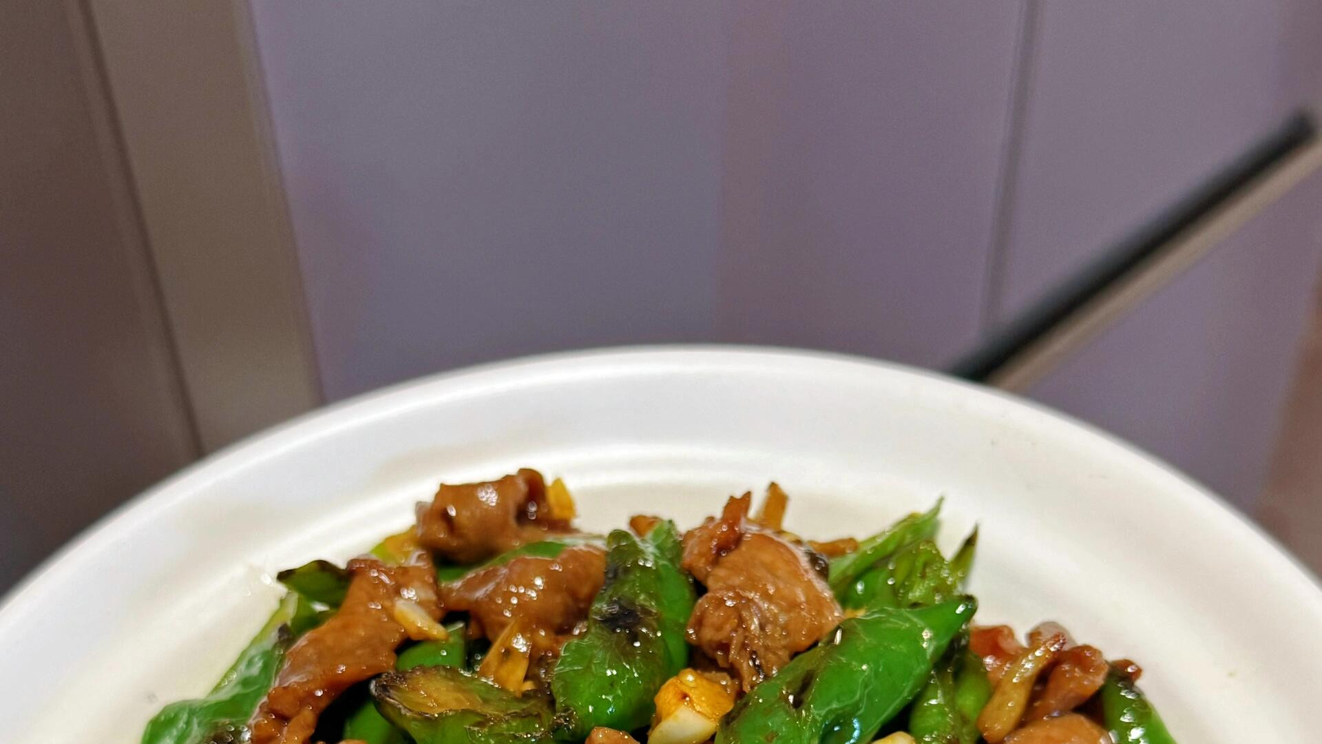 奶奶传的青椒炒肉秘方，焦香虎皮椒+嫩滑肉片，香到邻居来敲门！