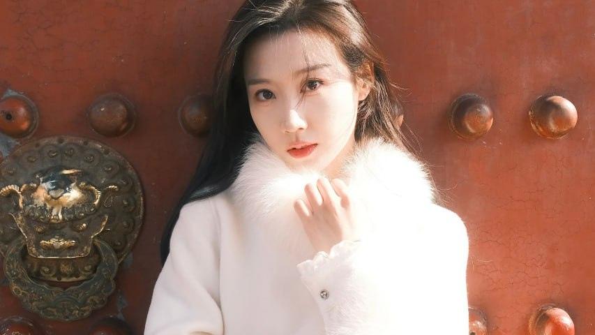 红墙金钉撞上奶油白绒！解锁新中式松弛美学新姿势。