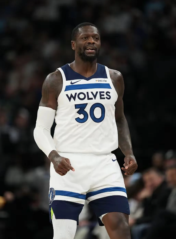 兰豆最近在干什么

有点无力看狼队的比赛了，好像兰德尔自从卷进字母的交易流言后，