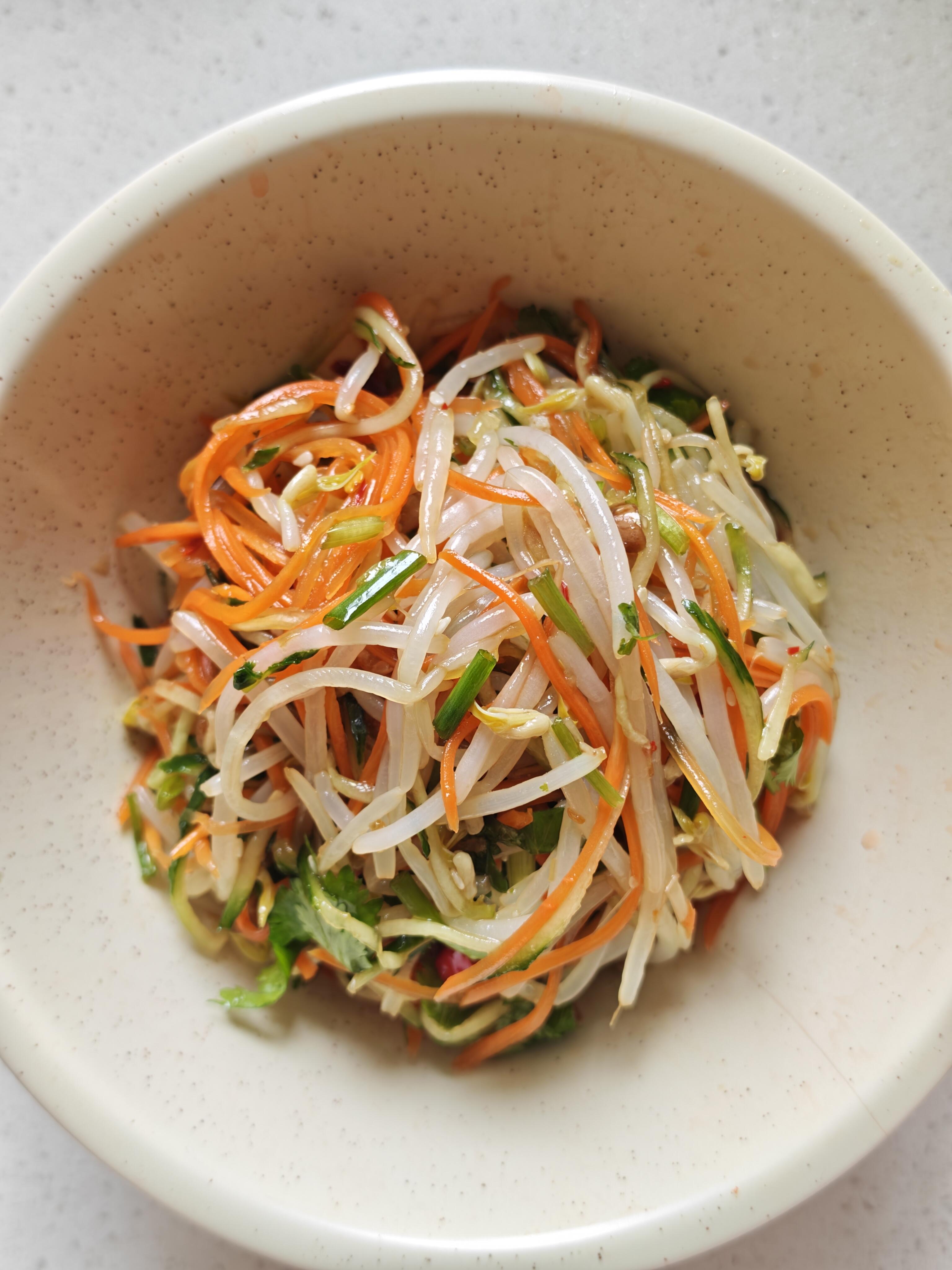 谁发明的神仙吃法！这盘五彩拌豆芽，成本不到3块钱，好吃到舔盘
今天的快乐，真的是