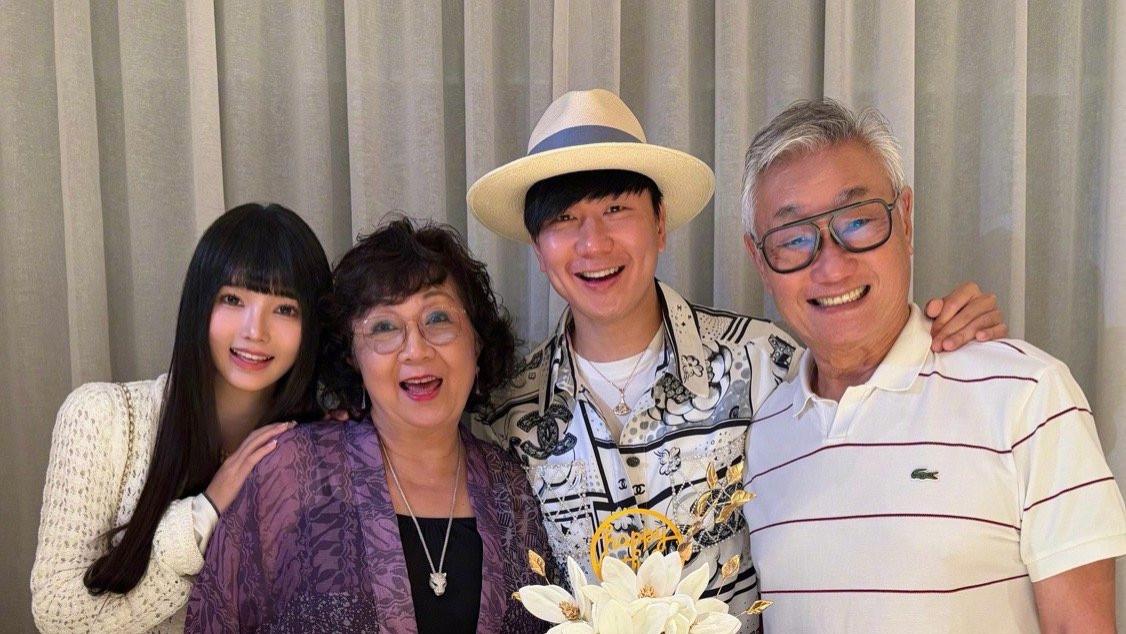 林俊杰妈妈回应是否喜欢七七，态度微妙力挺儿媳：两年生俩很辛苦