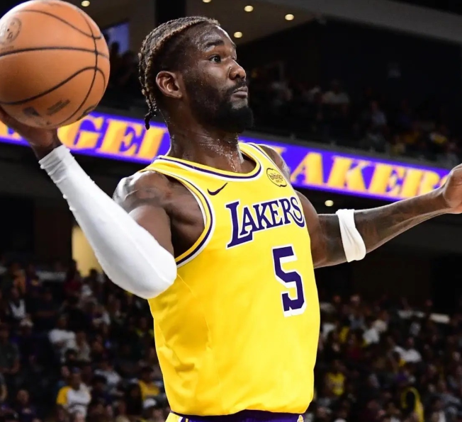 艾顿的天赋不支持他像浓眉那样打球吗？

球队三大核心全都伤了。

你在场上是最大