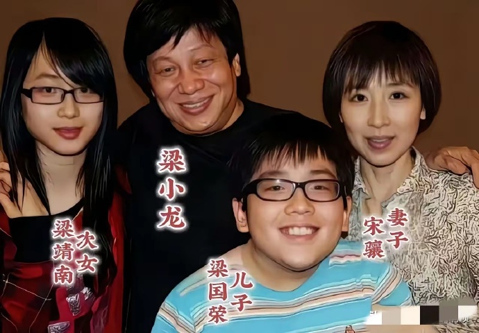 梁小龙一家四口合影，  虽然没有什么特别的 排场，但那种温馨和睦的感觉就跟咱们身