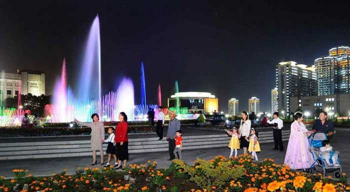 2015年，夜晚的朝鲜首都平壤，灯火辉煌。