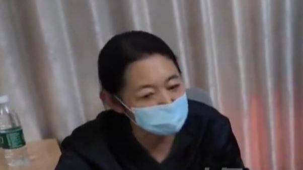 倪萍看望渐冻症终末期的蔡磊，询问在场人：我可以抱抱他吗？