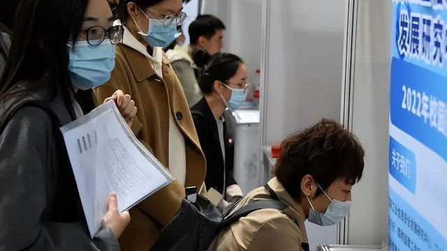 月薪800！编外幼师被“软清退”：干12年才懂，没有编制才是你最大的优势！