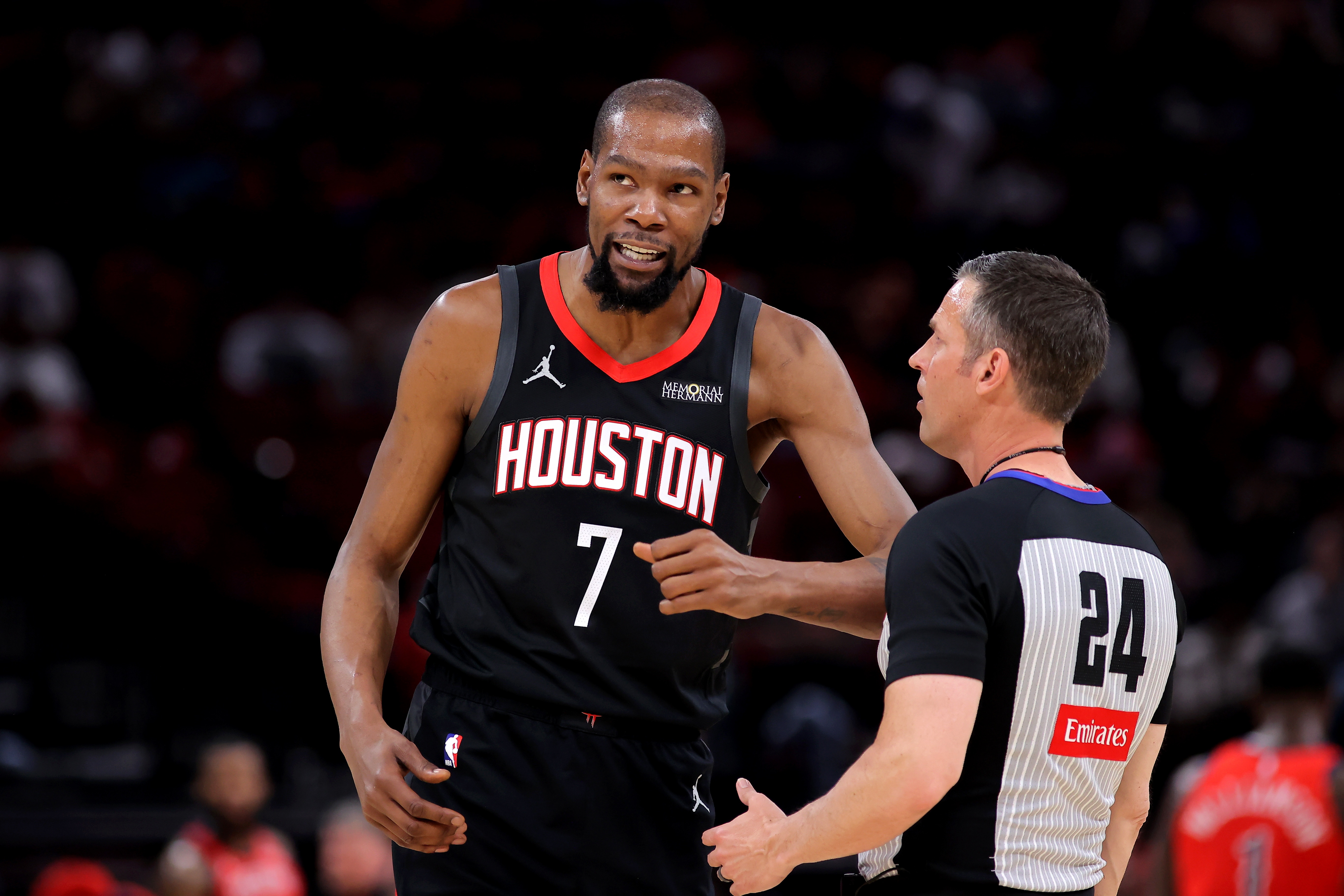 火箭队是一支体型高大且运动能力极强的球队。他们的锋线有很多能力出色的球员，还有很