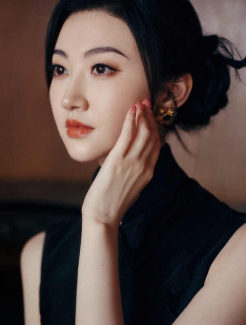 黑墨韵凝姿，屏影摇光映廓，无声处自见真章