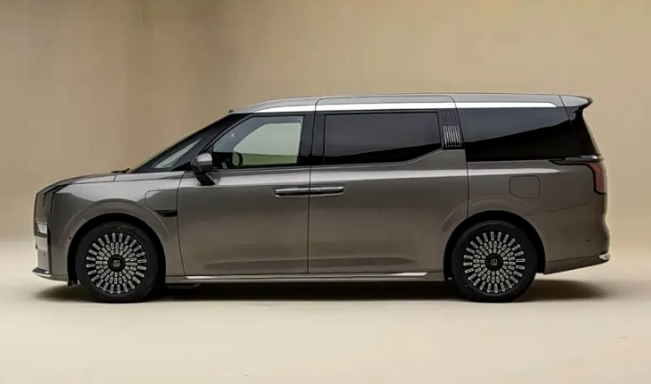 900V 高压+Thor芯片2026款极氪009实车亮相二季度上市
外观延续经典