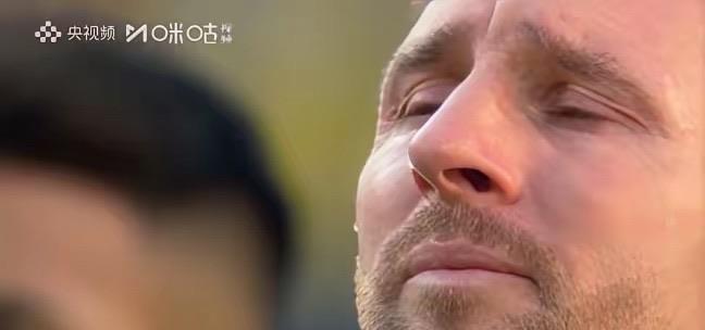 梅西落泪！领取亚军后，梅西没有与特朗普说一句话，两行遗憾泪水滑落，全场阿根廷球迷