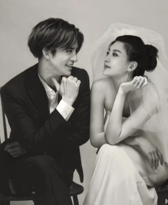 看到高磊鑫走路这么拽
就知道薛之谦底气很足了
薛之谦现在什么事没有，演唱会照开、