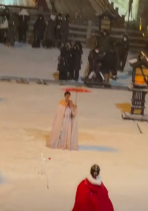 孟子义跟李昀锐主演的《尚公主》雪中飞奔相拥路透视频来了，直接双双扑倒在打闹，CP