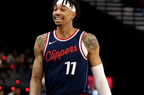 快船、篮网、猛龙达成一笔三方交易，克里斯-保罗被送至猛龙。
猛龙将奥柴-阿巴基、