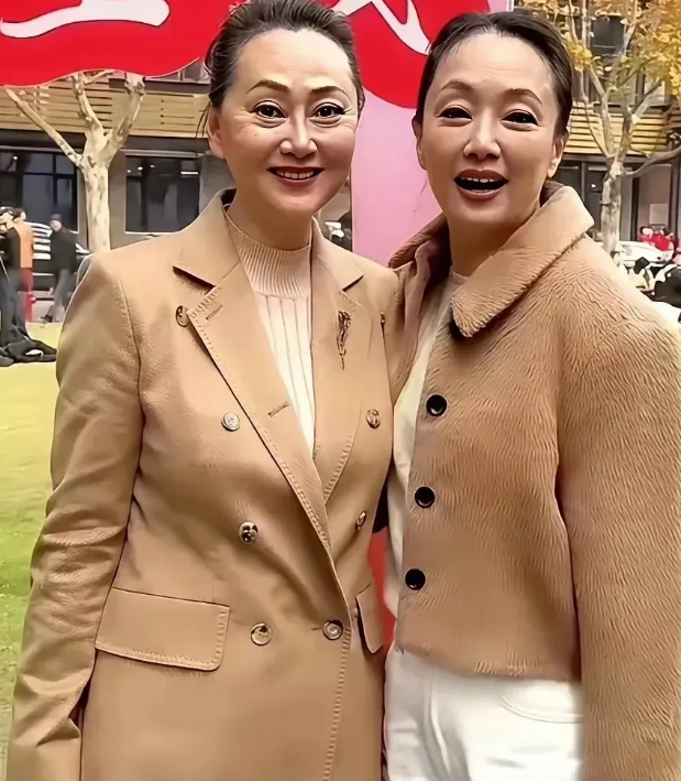 一张两位老戏骨在上戏校园的合影曝光
两人都穿着驼色系外套，气质依旧优雅，可眼角、