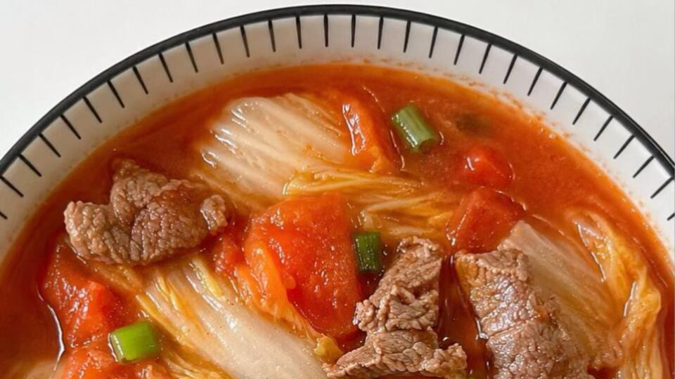 番茄牛肉娃娃菜汤，这碗“红汤魔法”让牛肉嫩到爆，酸甜开胃，一口入魂！