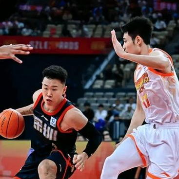 贺希宁31分，深圳男篮主场大胜江苏，CBA常规赛，深圳男篮主场迎战江苏，这场比赛