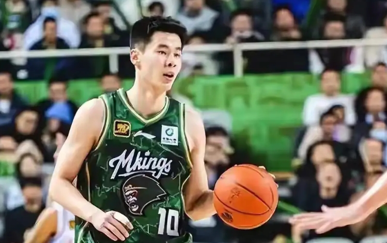 “一失足成千古恨！”
联赛本土得分王小郭遗憾落选男篮国家队集训大名单，是意料之外