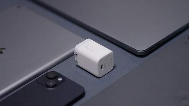 77g超能小钢炮，差旅通勤的充电刚需丨米物67W氮化镓充电器测评