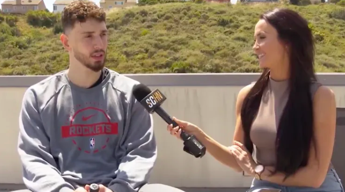 明日NBA季后赛首轮，火箭将对阵湖人。
火箭球员阿尔佩伦-申京接受了记者采访，谈