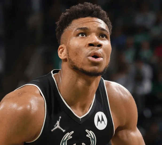 雄鹿本赛季常规赛结束，赛后扬尼斯-阿德托昆博结束了采访。

字母哥对雄鹿队本赛季