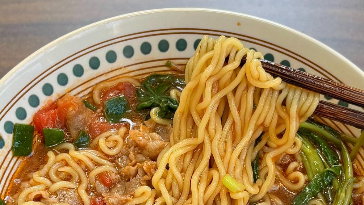 番茄肥牛泡面：一碗酸甜鲜香，治愈深夜的胃和心
