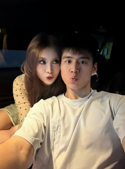 广东男篮球员陈家政女友晒出和男友的恩爱照，她写道：“这也不是个巧合，连我兄弟都晓
