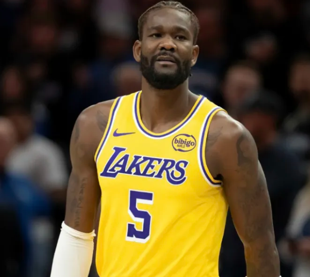 NBA季后赛湖人客场对阵火箭的比赛已经结束。赛后湖人球员艾顿接受了记者采访：“我