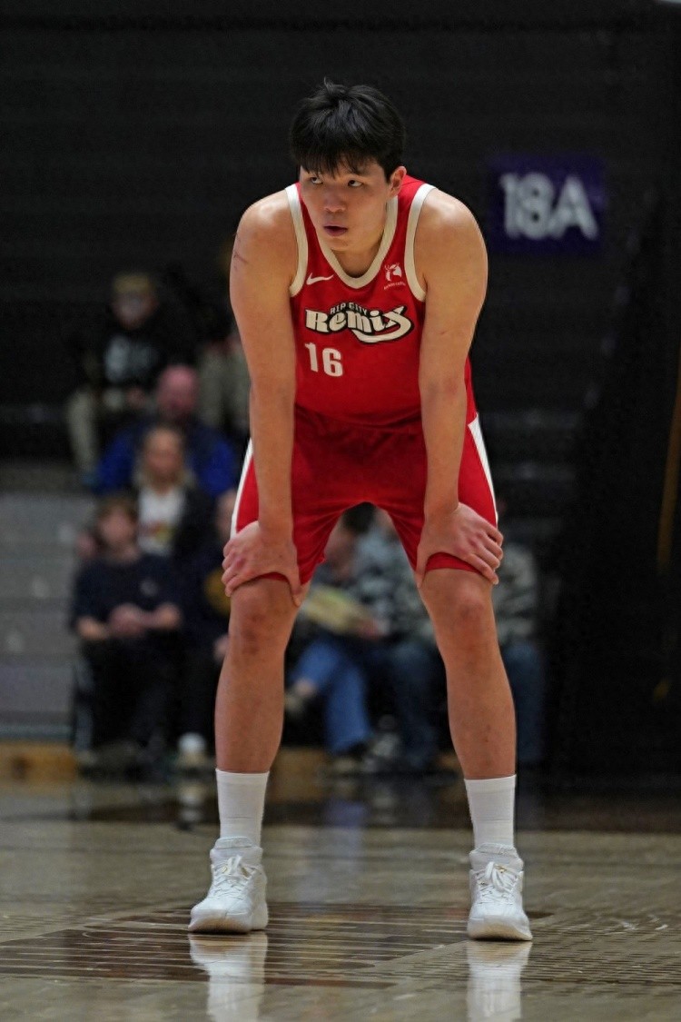 其实小杨正赛打不出来的原因就一点，不用分析太多

在正赛没有球权和战术安排，要求