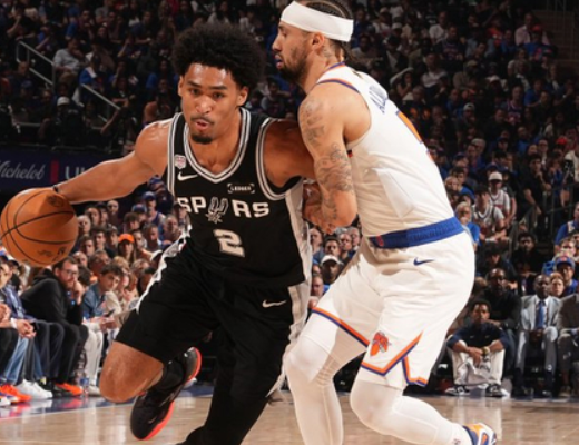 NBA总决赛，马刺对阵尼克斯的G5比赛中，出现了非常奇葩的一幕。第四节比赛还剩下