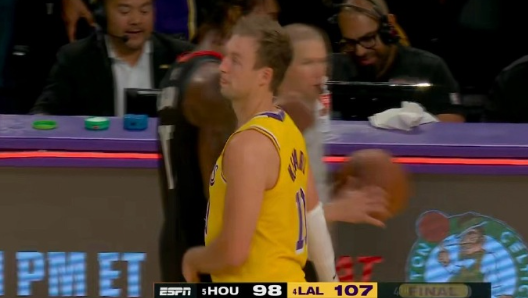 肯纳德爆发27分，湖人107-98拿下开门红，系列赛比分1-0领先。
肯纳德27