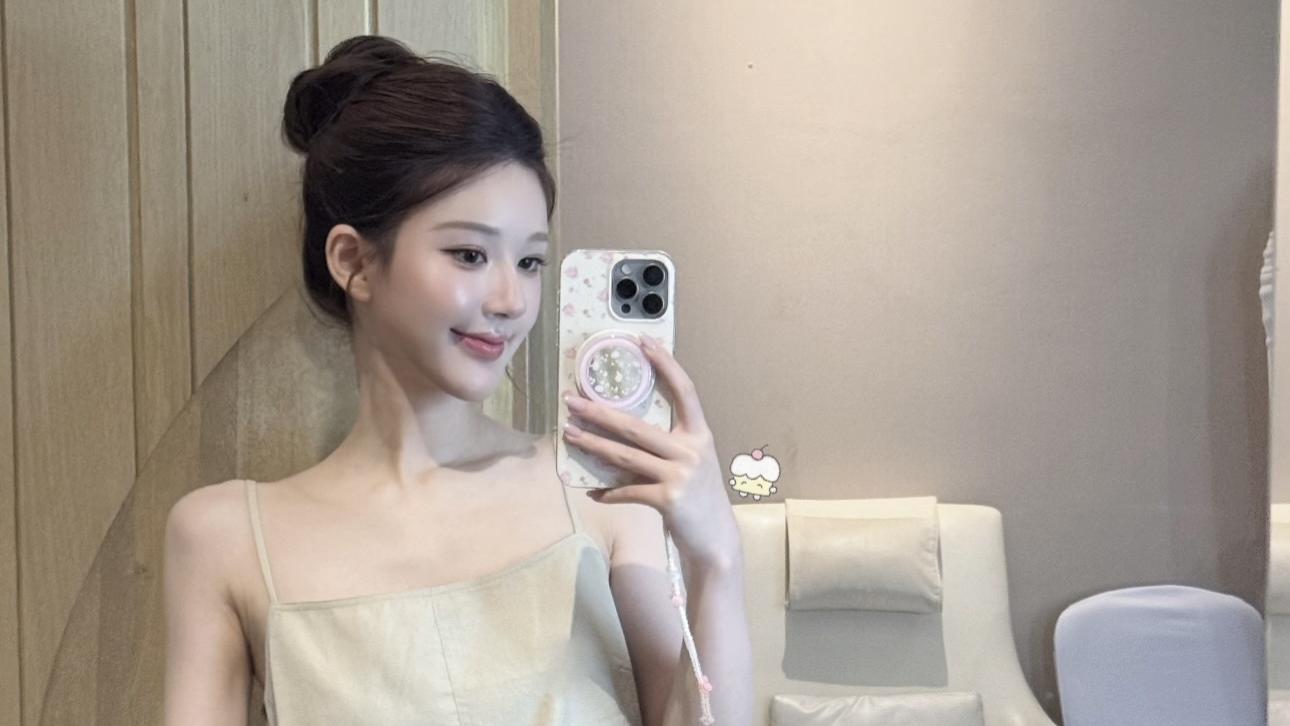 三位95流量花｜白鹿赵露思虞书欣穿搭各有小巧思，你更pick谁呢？