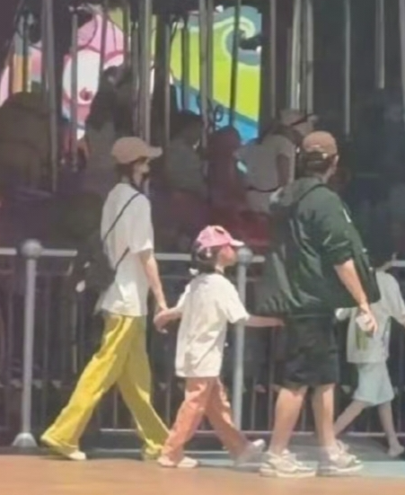 43岁唐嫣和老公罗晋带5岁女儿现身新加坡环球影城
夫妻俩牵着女儿的手，看起来好幸
