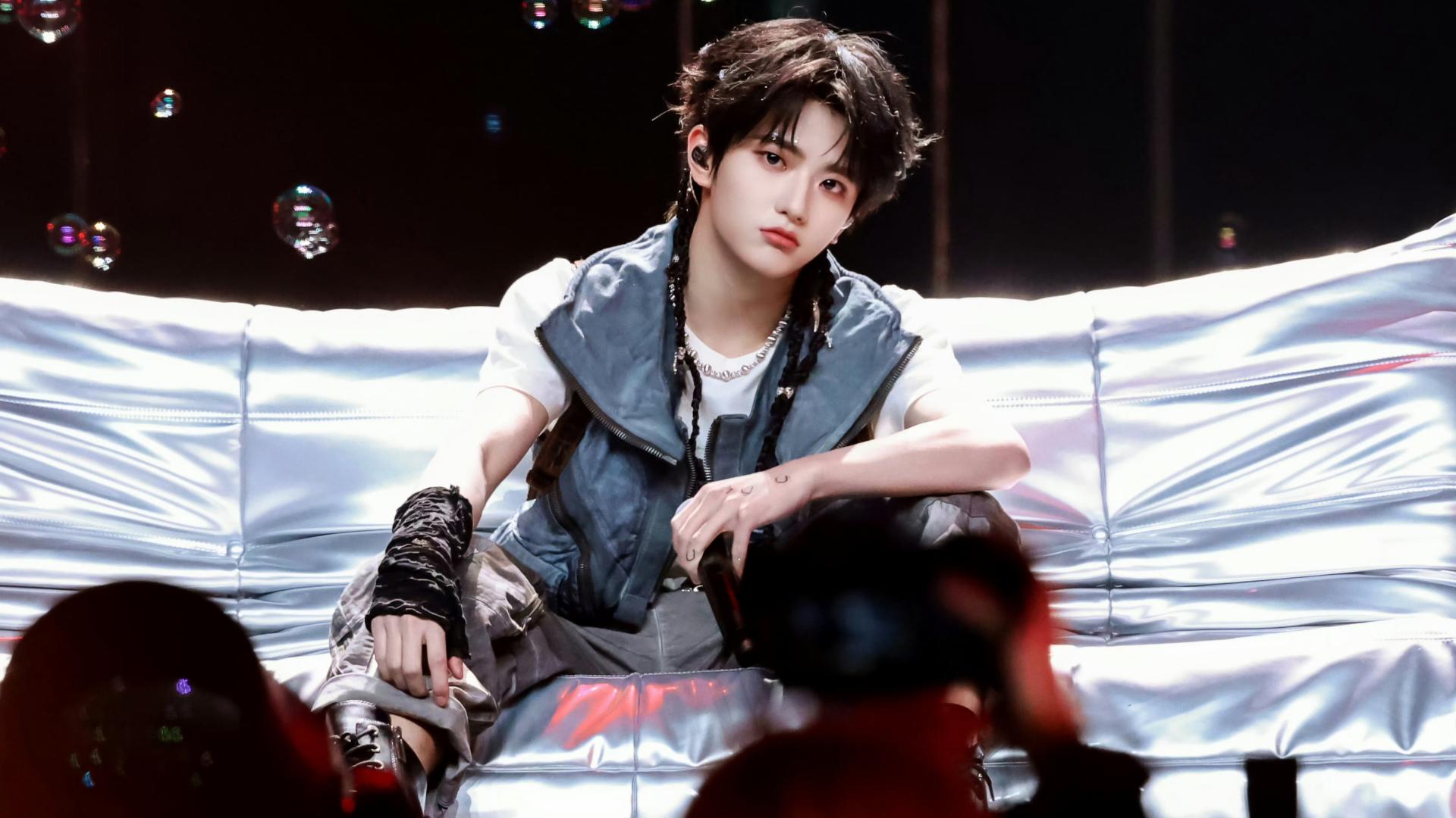 穆祉丞后台捡扣子暖上热搜：那颗"迷路的星星"，被他轻轻拾起