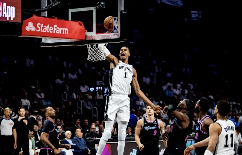 NBA常规赛马刺客场对阵热火的比赛已经结束。全场战罢，马刺以136-111战胜热