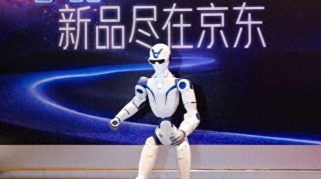 人形机器人站上展台，没人再把它当玩具，京东悄悄换了一套操作系统。