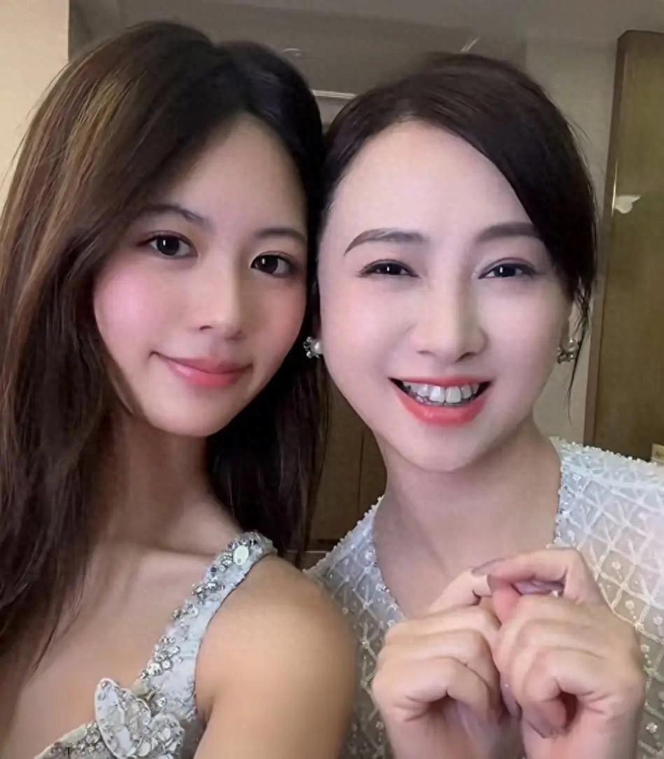 翁虹回应女儿“最美星二代”称号：她只是幸运，演艺圈不差她一个