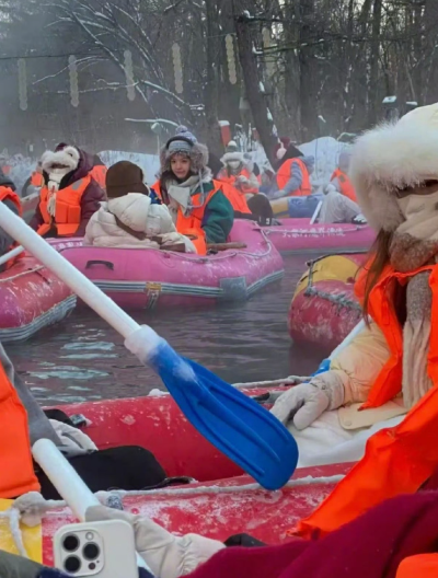 章若楠去长白山雾凇漂流了，这是什么漂流的可爱小团子若楠