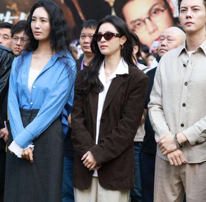 钟楚曦和陈伟霆还有王紫璇一起在佛山宣传新片
三位搭配的都很有特色，也都显得好年轻