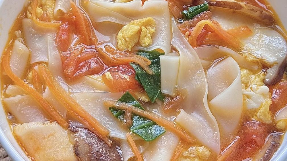 这一碗酸汤烩面片，比肉还香，连汤带面吃个精光，暖胃又舒坦