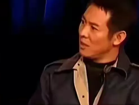 北京武术队训练场黄秋燕作为师姐对家境贫寒的师弟李连杰格外照顾

始于少年情谊的相