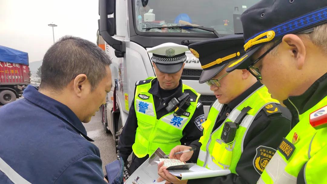 高速二大队联合综合执法大队开展非法营运集中查缉行动