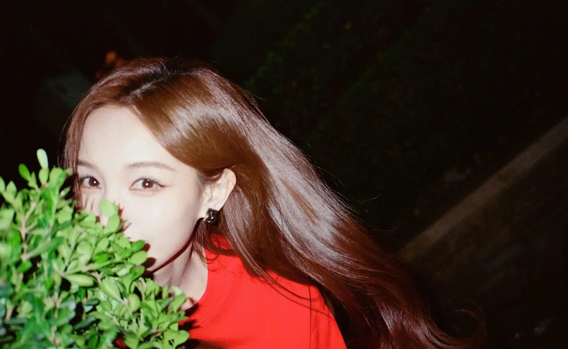 李一桐穿青色绣花汉服贵气灵动 毛领披风加身尽显温婉仙气